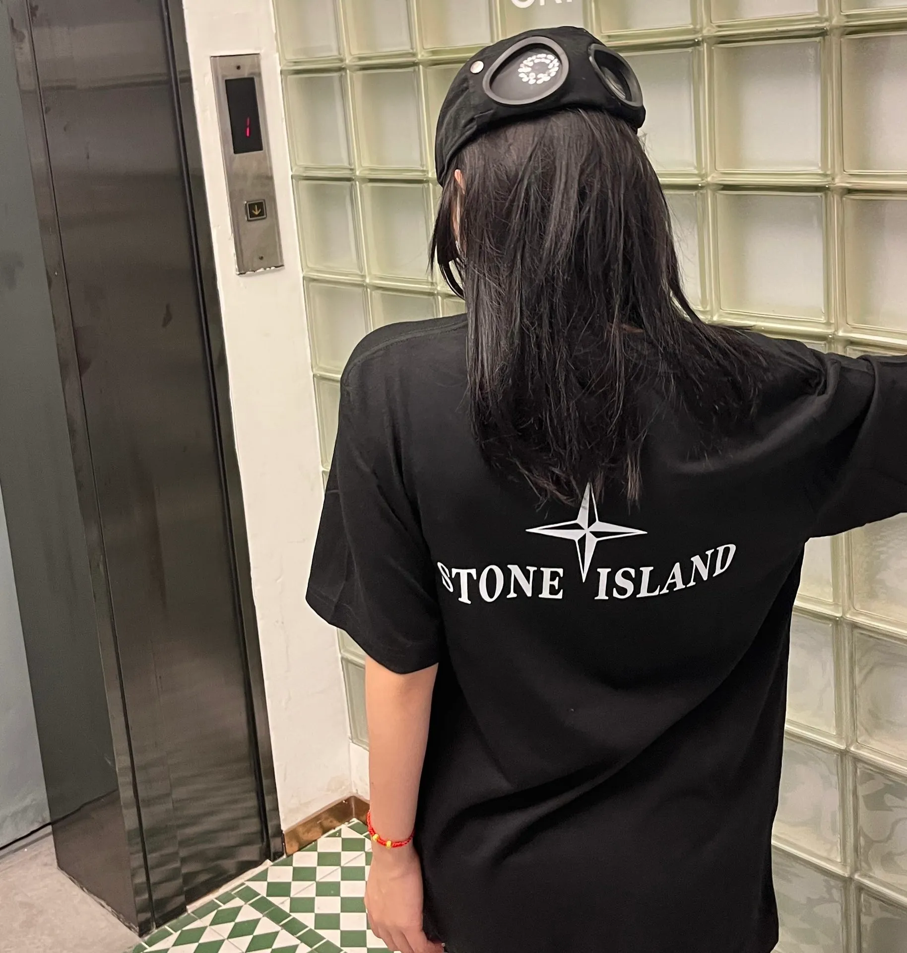 W610#P110💰 Stone Island logo printed front and back short-sleeved men's and women's loose casual T-shirts. Made of 260g combed cotton with 32-count double yarn. Double-threaded two-needle pressed thread. No deformation after long-term washing. Imported 3D printing. No fading. No cracking. Authentic pattern making. Double tags washed. Original packaging. Color: black-white. Size M-XXL.